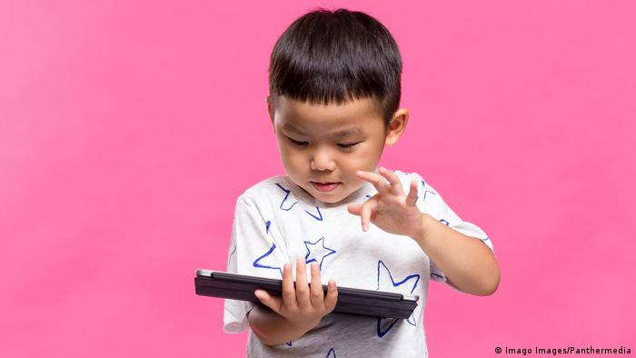 Asien Kind spielt auf Tablet (Imago Images/Panthermedia)