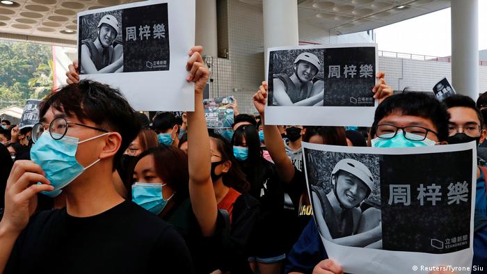 Hong Kong'da ölen üniversite öğrencisi Chow Tsz-lok için düzenlenen bir tören