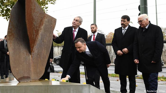 Deutschland Berlin Gedenkfeier 30 Jahre Mauerfall Steinmeier mit Visegrad-Gruppe (Reuters/A. Hilse)