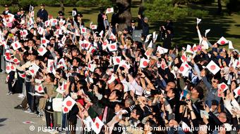 Japan feiert die Thronbesteigung des Kaisers (picture-alliance/AP Images/The Yomiuri Shimbun/N. Honda)