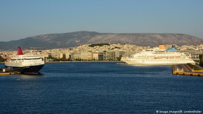 Griechenland Hafen von Piräus (Imago Images/B. Lindenthaler)