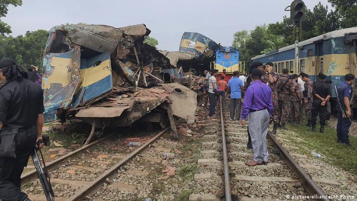 Bangladesh Many Dead In Train Collision News Dw 12 11 2019