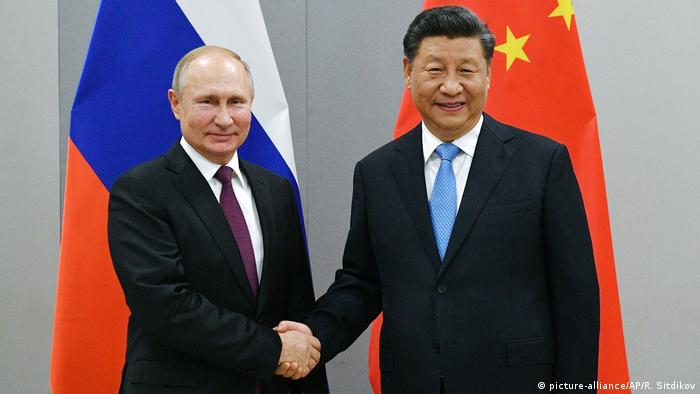 BRICS - Putin und Xi Jinping (picture-alliance/AP/R. Sitdikov)