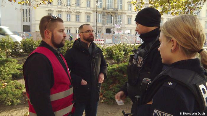 DW Reportage NPD nahe Bürgerwehr Schaft Schutzzonen in Berlin (DW/Austin Davis)