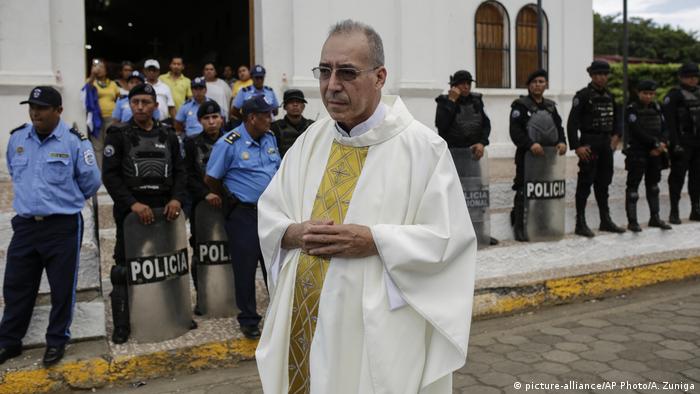 Nicaragua Pater Edwin Roman (picture-alliance/AP Photo/A. Zuniga)