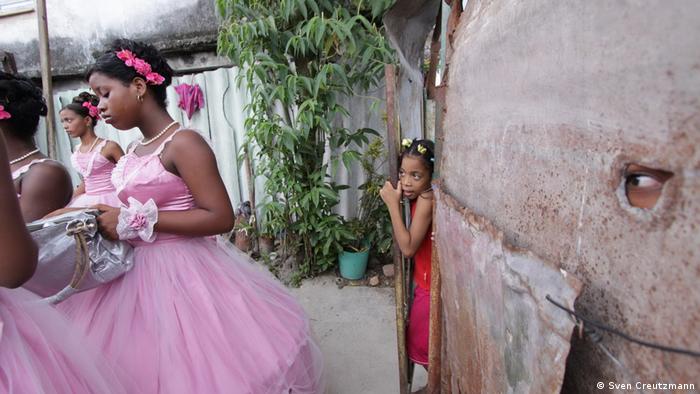 Една хубава традиция оцелява в кубинския социализъм: помпозният празник за 15-ия рожден ден на младите кубинки се отбелязва и до днес с много настроение. Облечени в розово, окичени с цветя и тюл младите кубинки преминават по улиците на Хавана.