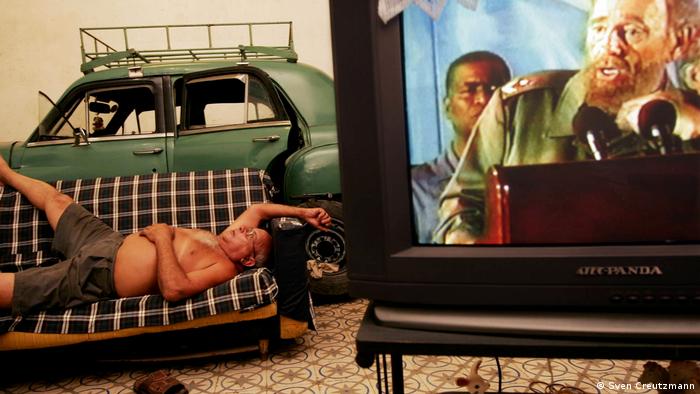 Олдтаймерът е паркиран в хола, до дивана и до телевизора, по който върви реч на Фидел Кастро. Подобна картинка вероятно може да се види само в кубинската столица.