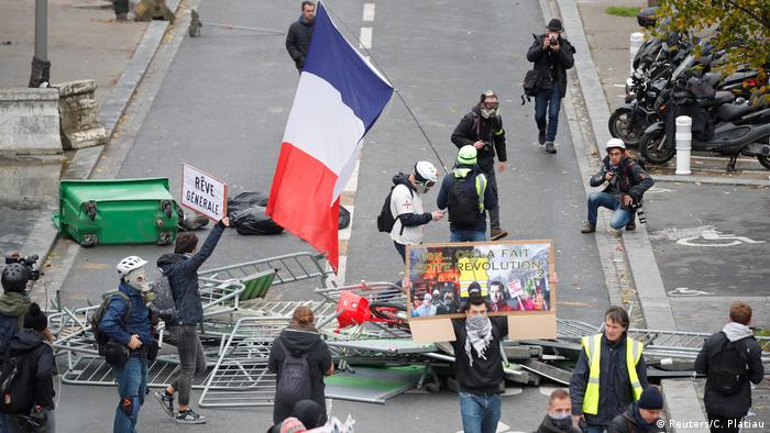 Yellow vest roadblock in Paris (Reuters/C. Platiau)
