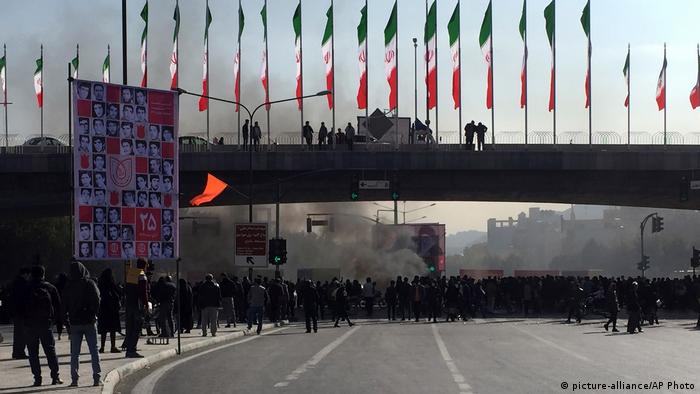 Iran Benzinpreiserhöhung & Proteste in Isfahan (picture-alliance/AP Photo)