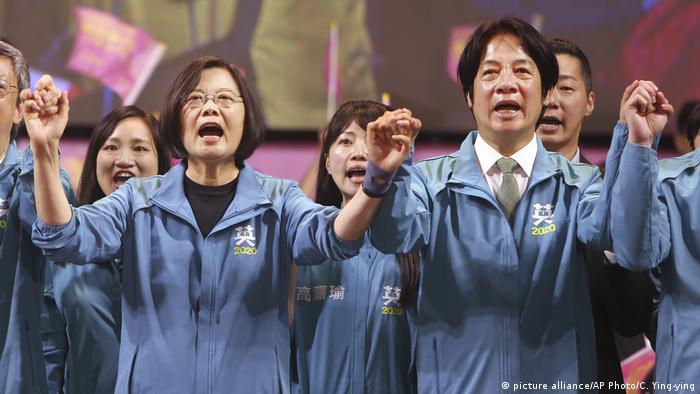 Taiwan Wahlkampf l PrÃ¤sidentschaftskandidaten der Demokratischen Progressiven Partei Tsai Ing-wen und William Lai jubeln (picture alliance/AP Photo/C. Ying-ying)
