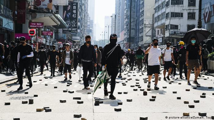 Hongkong Antiregierungsproteste Maskierte Demonstranten (picture-alliance/Zuma/K. Tsuji)