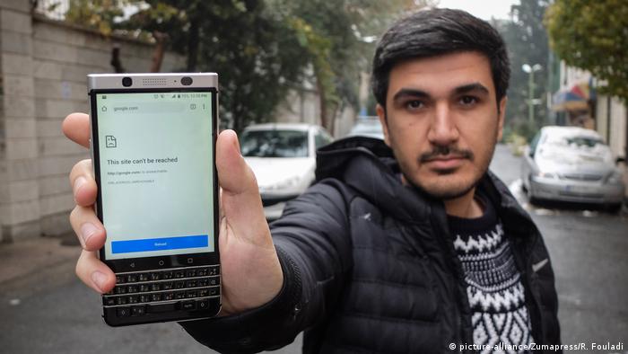 Un iraní muestra que no tiene internet durante las jornadas de protestas en el país. 