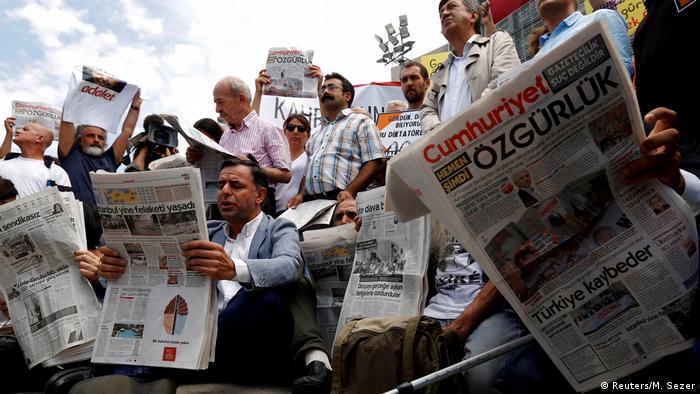 People read the Cumhuriyet newspaper (Reuters/M. Sezer)