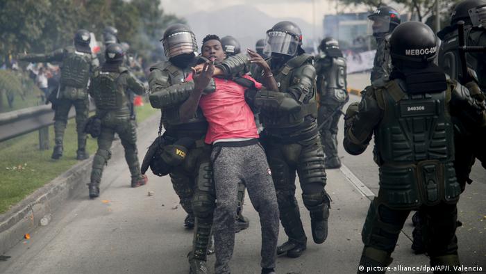 Violencia policial, algo cotidiano en Colombia. Durante las manifestaciones de noviembre contra la política de Iván Duque, policías se llevan detenido a un joven en Bogotá.