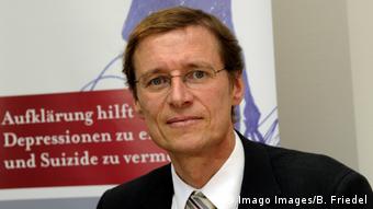 Ούλριχ Χέγκερλ, γερμανός ειδικός κατέχει την έδρα Σένκενμπεργκ στη Ψυχιατρική, Ψυχοσωματική και Ψυχοθεραπευτική Κλινική του Πανεπιστημίου Γκαίτε της Φραγκφούρτης 