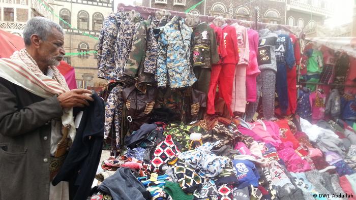 علي النهمي مضطر للعمل في بيع الألبسة على الرصيف في صنعاء