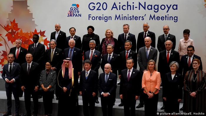 Maas ve Çavuşğlu, Japonya'nın Nagoya kentinde düzenlenen G20 etkinliğindeki toplu fotoğraf çekiminde de yan yanaydı.
