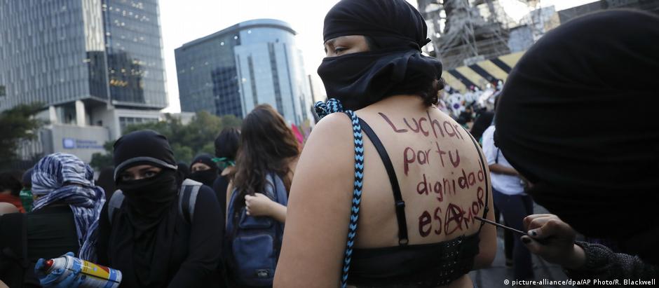 Mexiko | Demonstration gegen Gewalt an Frauen (picture-alliance/dpa/AP Photo/R. Blackwell)