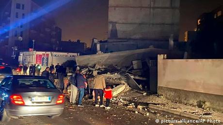La gente mira los daños provocados por el sismo en Durrës, Albania.