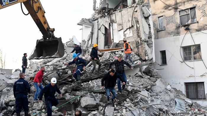 Albanien Thumane | Schäden nach Erdbeben (Getty Images/AFP/G. Shkullaku)
