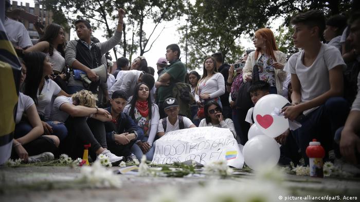 En una manifestación, el 24 de noviembre, el joven Dilan Cruz, de 18 años, murió por heridas de disparos de balas de goma por parte del ESMAD colombiano.