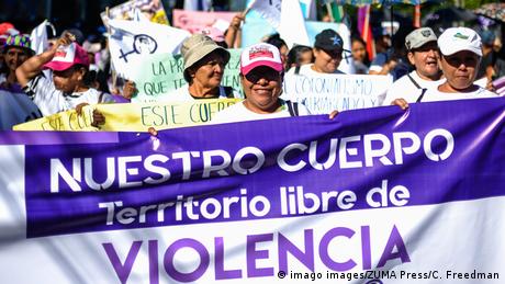 Foto de protesta de mujeres salvadoreñas.