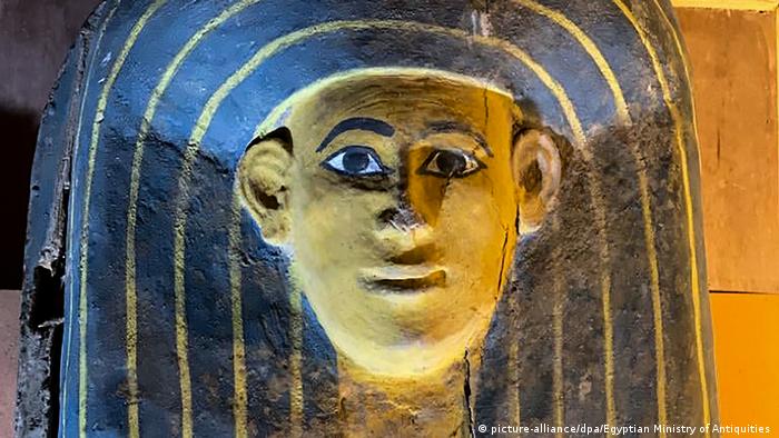 The cover of one of the coffins discovered in Luxor (picture-alliance/dpa/Egyptian Ministry of Antiquities )
