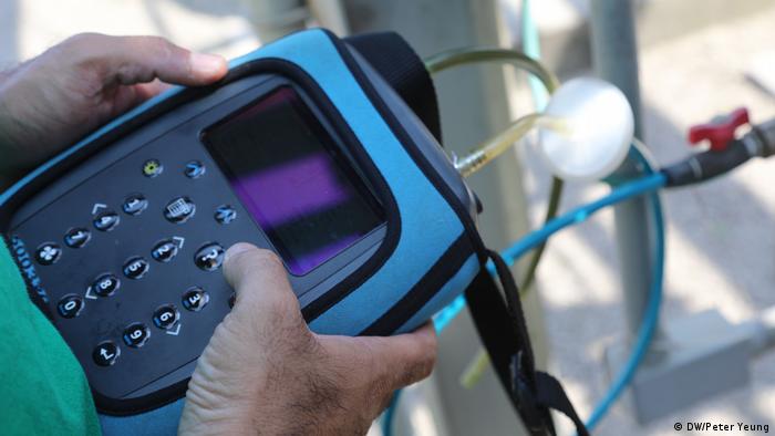 Dispositivo de medición para controlar la calidad del gas que se produce. (DW/Peter Yeung)