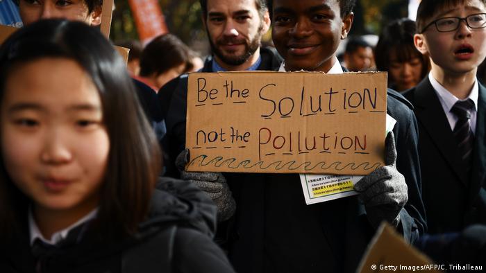Jovens participam de protesto pelo clima no Japão