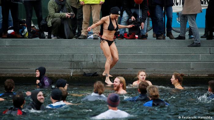Alguns manifestantes em Berlim pularam nas águas geladas do rio Spree