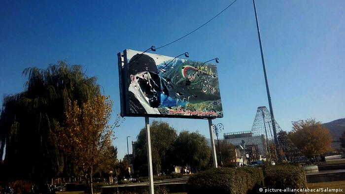 Iran | Von Demonstranten zerstörter Banner von Ayatollah Ali Khamenei (picture-alliance/abaca/Salampix)