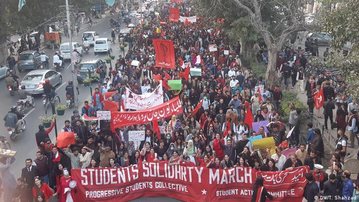Pakistan Lahore Studentenprotest (DW/T. Shahzad)