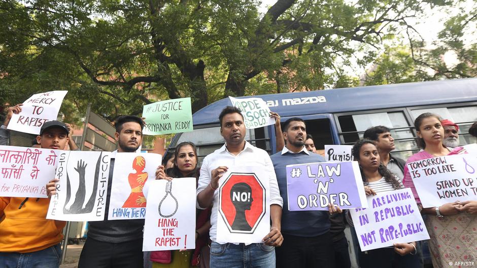 印度：强奸受害者在参加庭审路上遭纵火袭击 | DW | 05.12.2019