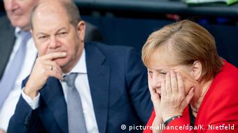 Cancelara Angela Merkel în Bundestag. În dreapta acesteia, ministrul federal de Finanţe, Olaf Scholz (SPD)