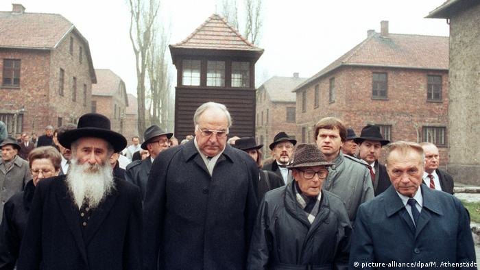 Helmut Kohl, excanciller de Alemania, durante su visita al campo de exterminio alemán nazi de Auschwitz. (Noviembre de 1989).