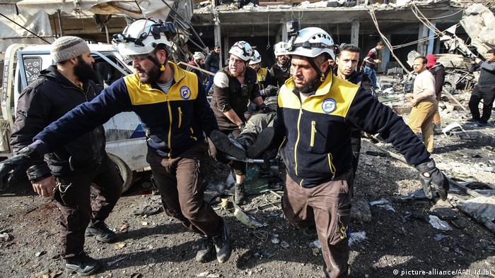 White helmets and locals conduct a rescue operation in Idlib. Izzedin Idlibi / Anadolu Agency