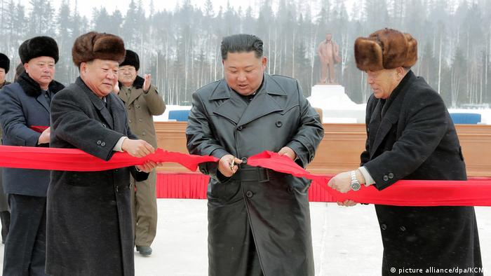 Nordkorea Propaganda l Eröffnung der Musterstadt Samjiyo mit Kim Jong Un (picture alliance/dpa/KCNA)