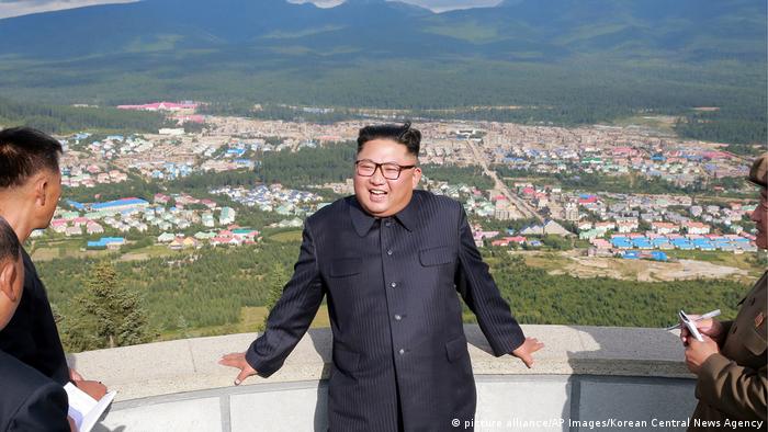 Nordkorea Propaganda l ErÃ¶ffnung der Musterstadt Samjiyo - Kim Jong Un, Archiv (picture alliance/AP Images/Korean Central News Agency)