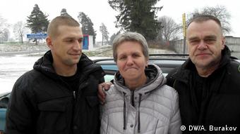 Александр Каневский (на фото слева) с родителями после освобождения