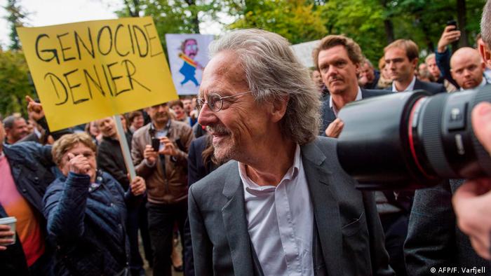 prosvjed protiv Handkea prije Ibsen-nagrade tom autoru 2014. u Norveškoj (AFP/F. Varfjell )