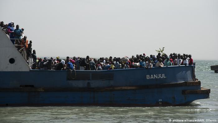 Gambians inside a crowded ferry. (picture-alliance/AA/X. Olleros)