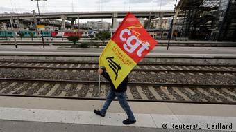 Representante de sindicato em estação de trem vazia em Nice, no sul da França