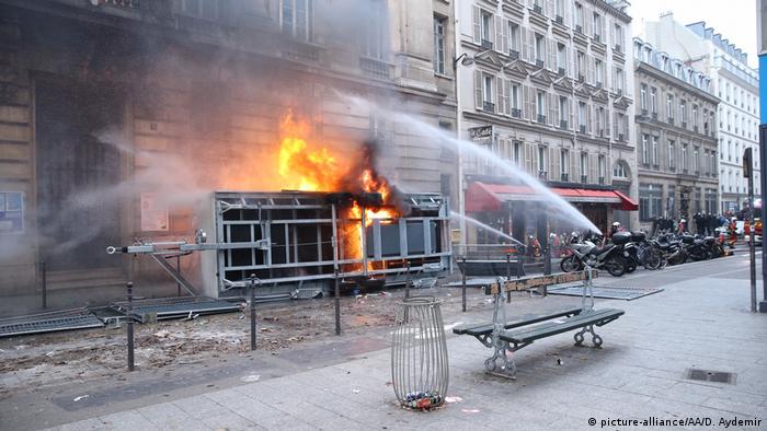 Paris'te bazı göstericiler araçları ve mağazaları ateşe verdi