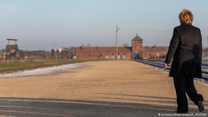 Ангела Меркел на първо посещение в нацисткия лагер на смъртта Аушвиц