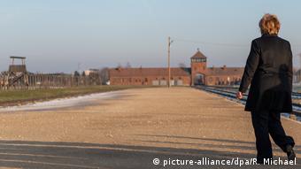 Bundeskanzlerin Merkel besucht KZ Auschwitz (picture-alliance/dpa/R. Michael)