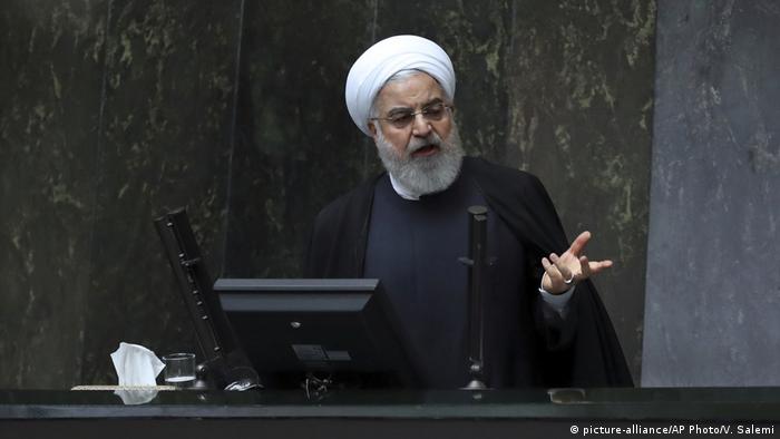 Hassan Rohani gives his budget speech in Tehran (picture-alliance/AP Photo/V. Salemi)