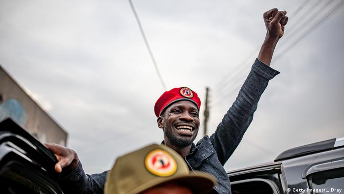 طالما ظهر بوبي واين - الموسيقي والممثل والبرلماني الأوغندي - كمعارض للانتهاكات السياسية في بلاده منذ سنوات. في عام 2019، قدّم واين نفسه كمرشح للانتخابات الرئاسية التي ستجرى في أوغندا عام 2021. وأثار ذلك استياء الرئيس الأوغندي الحالي يوري موسيفيني الذي يحكم منذ 33 عاما، فأمر باعتقال الموسيقي الطموح أكثر من مرة.