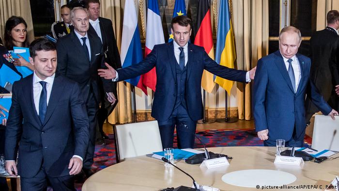 Ukraine summit in Paris (picture-alliance/AP/EPA/ C. Petit)