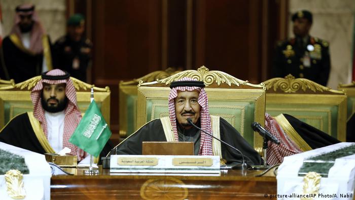 King Salman sits at a fancy desk (picture-alliance/AP Photo/A. Nabil)