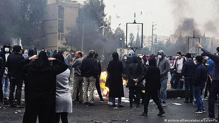 Iran | Proteste gegen den Anstieg der Benzinpreise (picture-alliance/abaca/SalamPix)